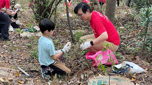 Hero-pic_planting-with-colleagues-family